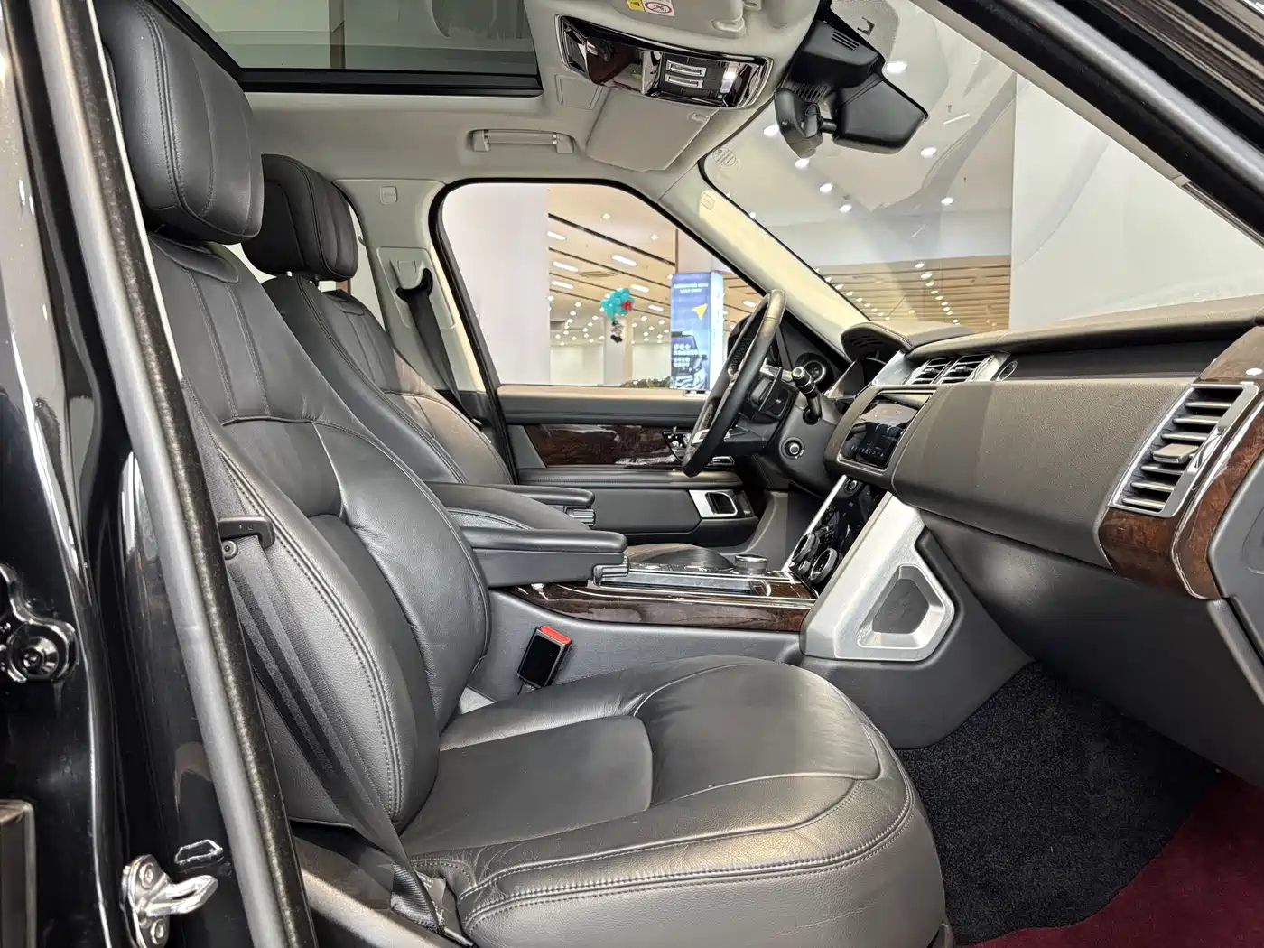 Land Rover Range Rover 2021 3.0 L6 Golden Age Edition фото 17