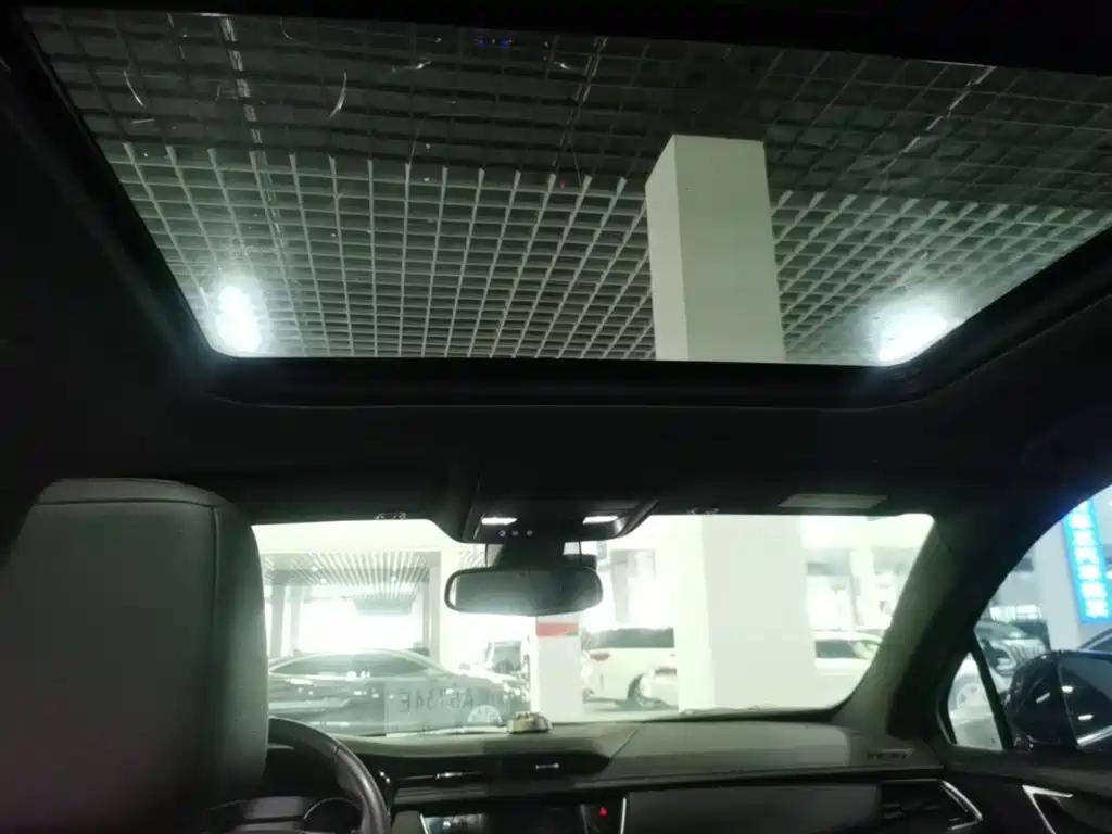 Фото 13 - Cadillac XT5