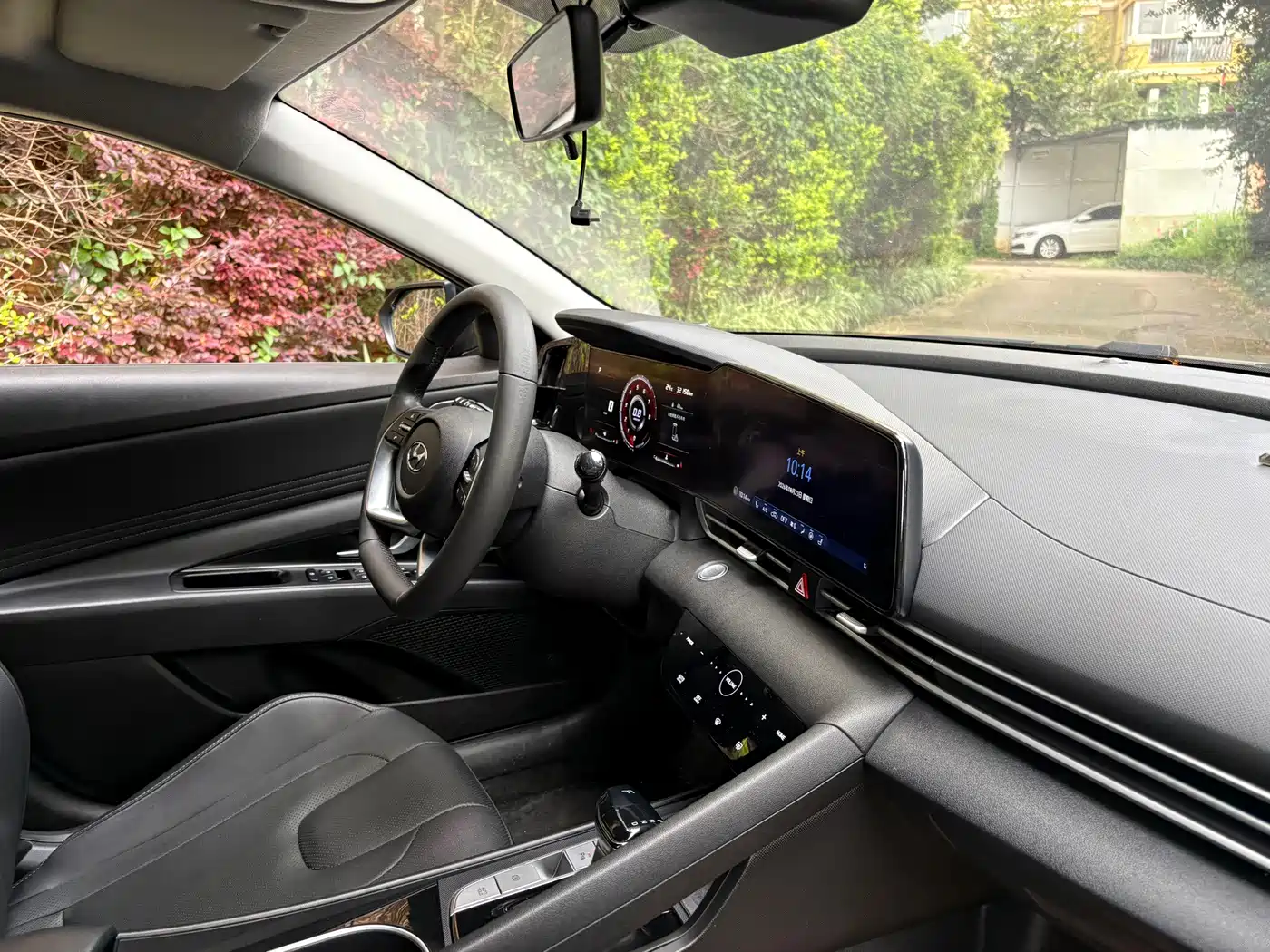 Фото 9 - Hyundai Elantra