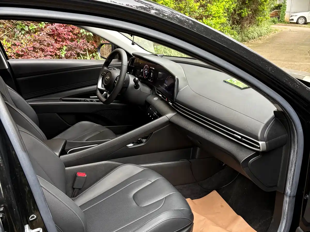 Фото 8 - Hyundai Elantra