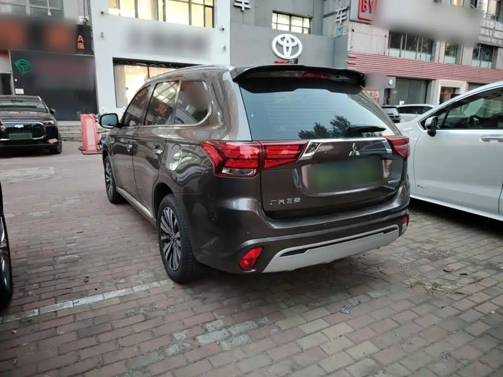 Фото 11 - Mitsubishi Outlander