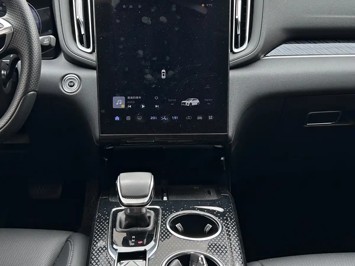 صورة 6 - Hongqi HS3 PHEV