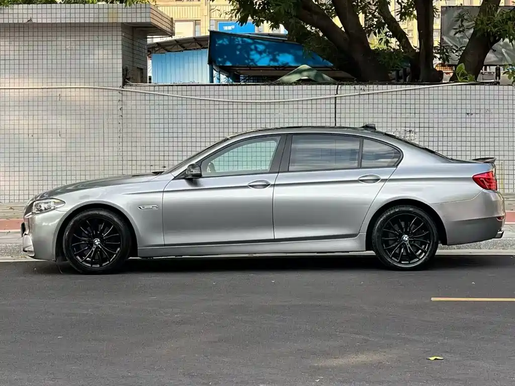 Photo 4 - BMW 5 Series