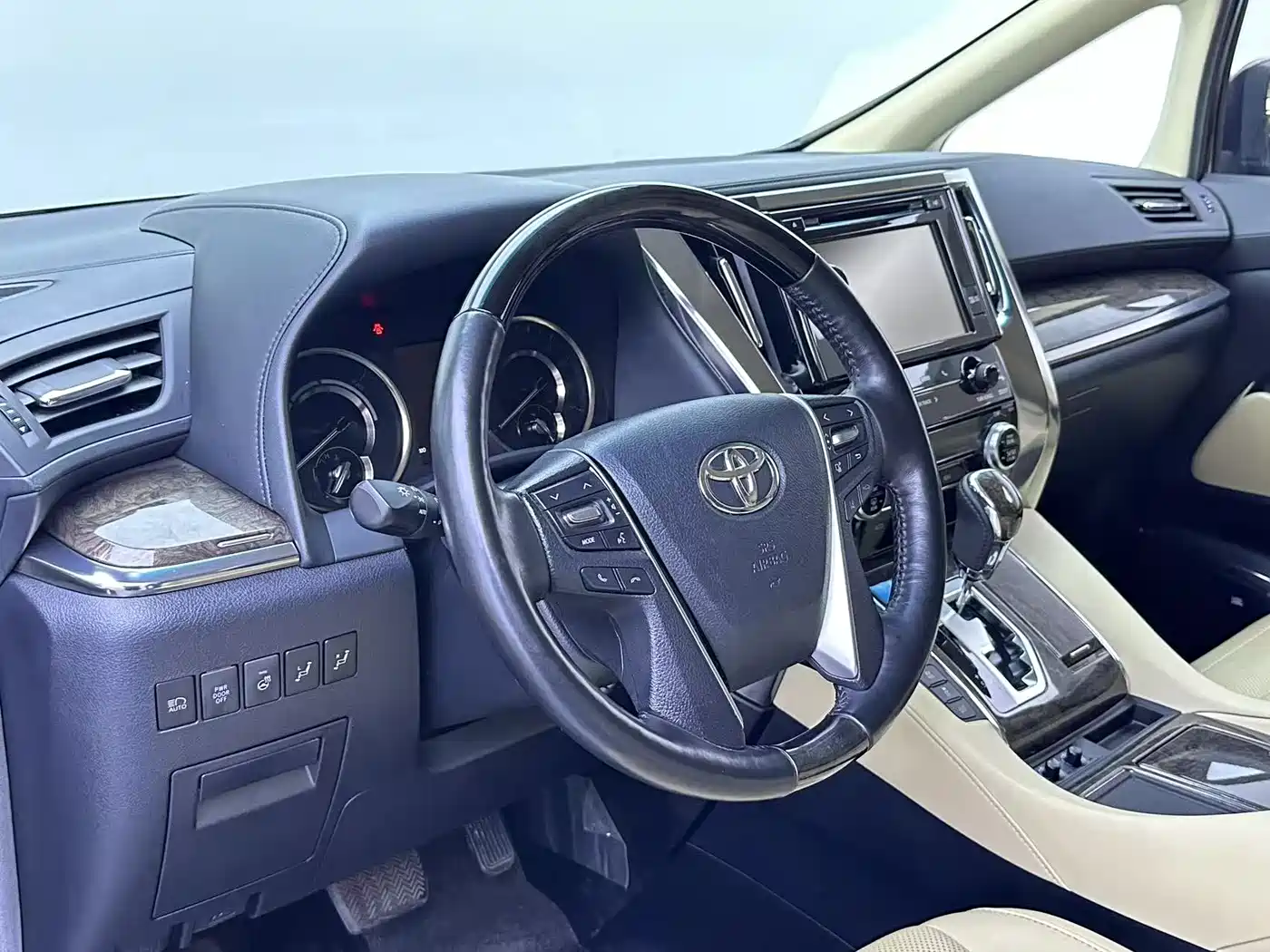 Toyota Vellfire 2019 Hybrid 2.5L HV Premium Edition фото 4