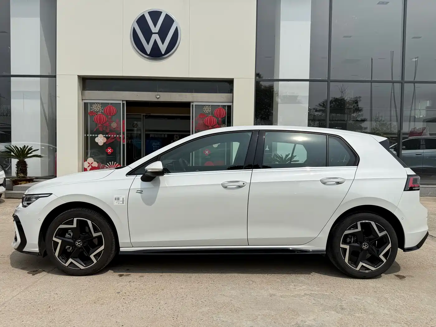 Volkswagen Golf 2025 300TSI R-Line фото 4