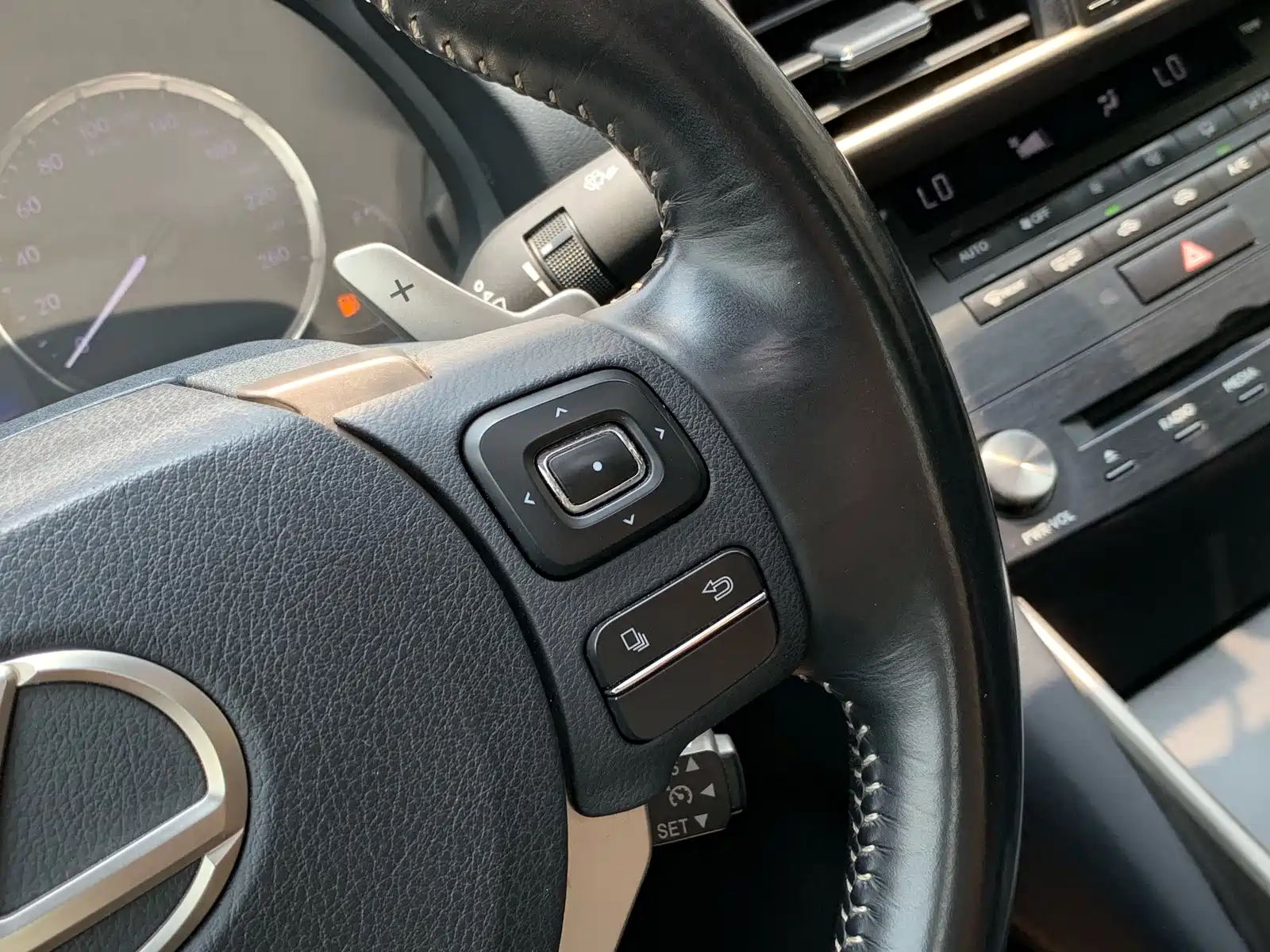 Photo 23 - Lexus IS