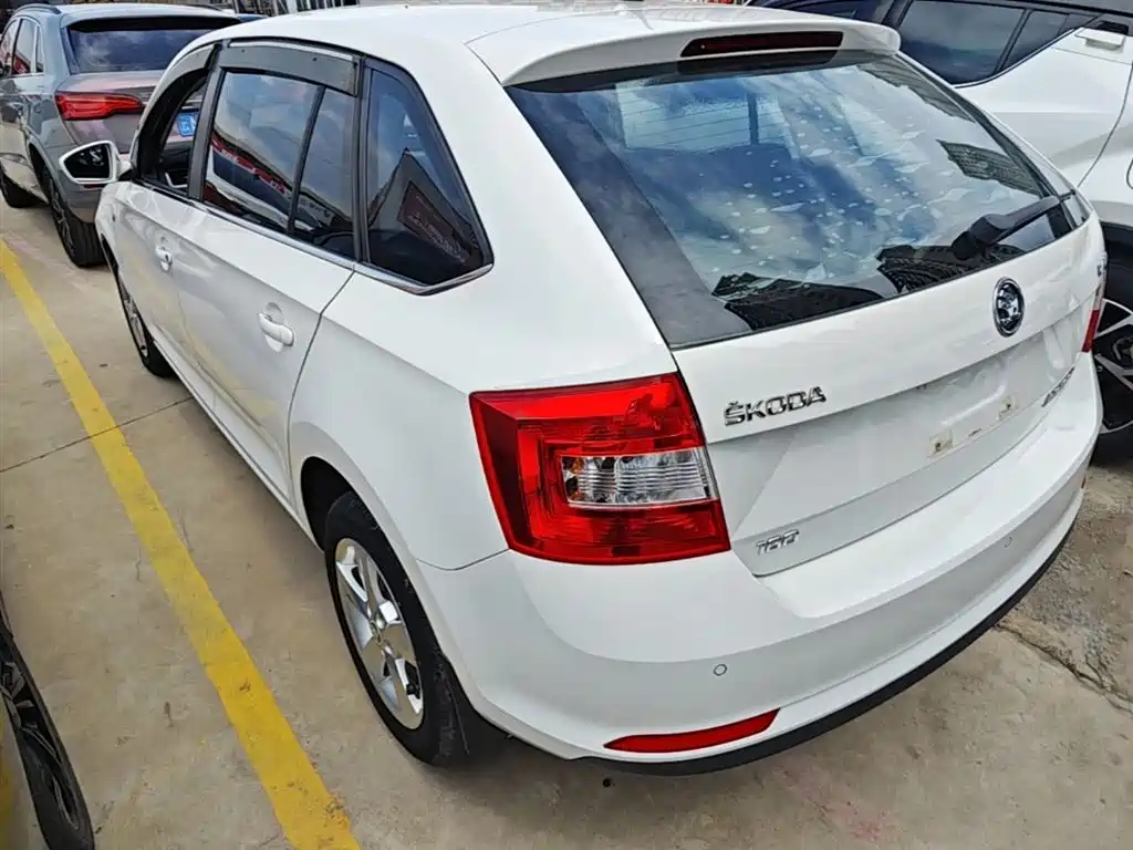 Škoda Skoda Rapid Spaceback 2016 Facelift 1.6L Automatic Innovation Edition фото 5