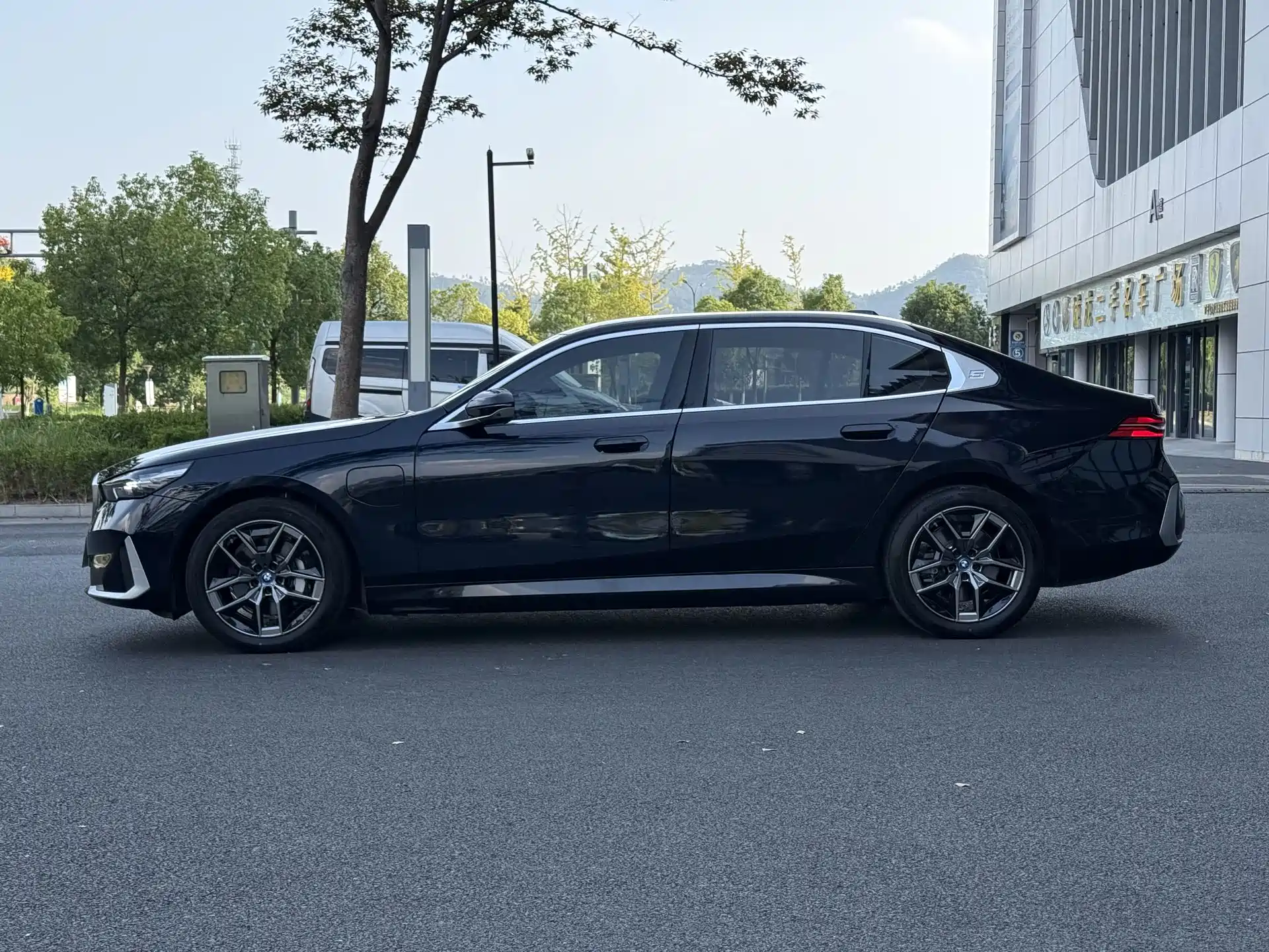 Фото 4 - BMW i5