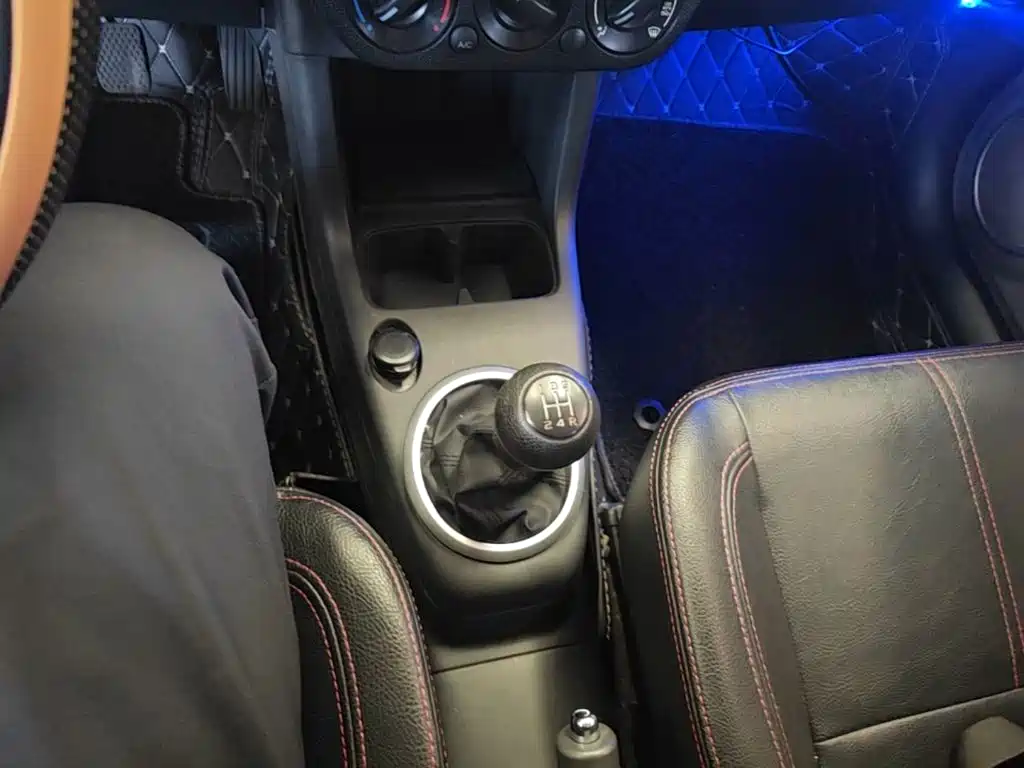 Фото 10 - Suzuki Swift