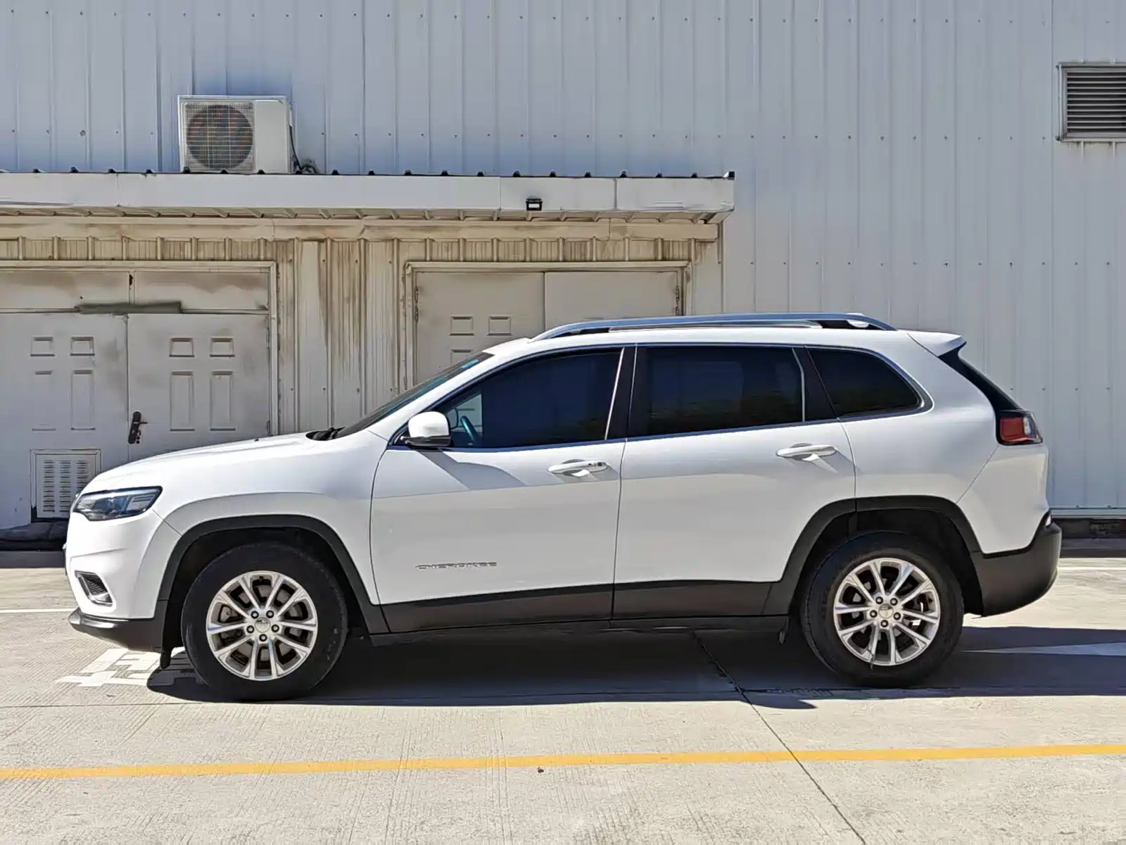 Photo 4 - Jeep Cherokee