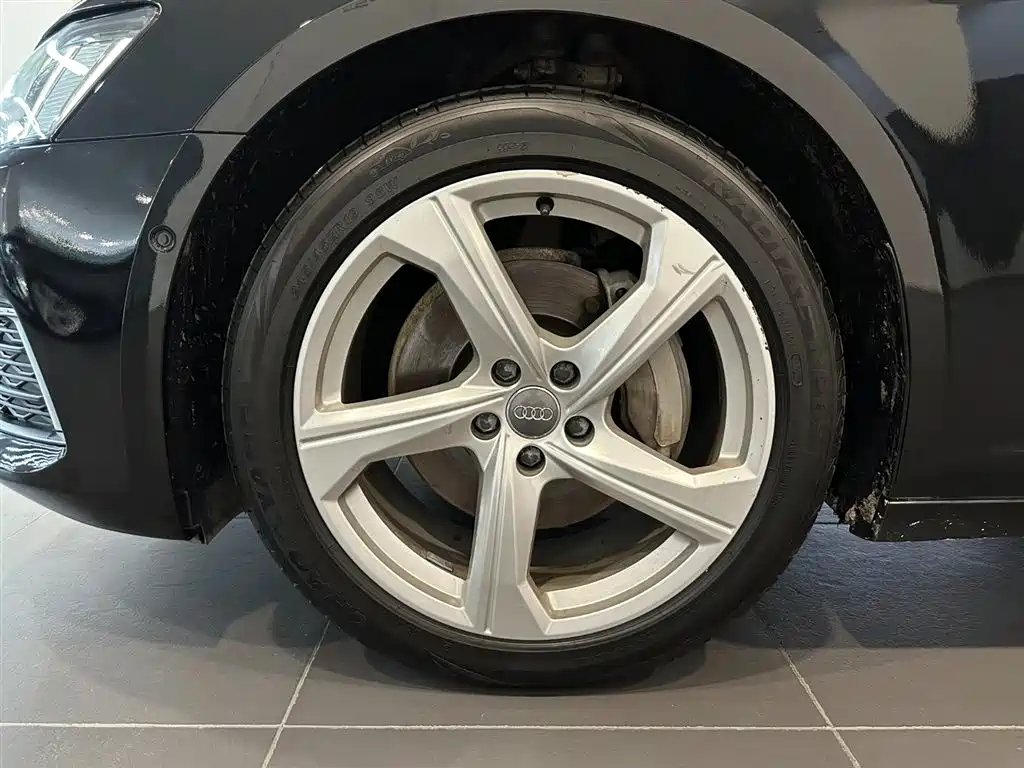 Фото 15 - Audi A6L