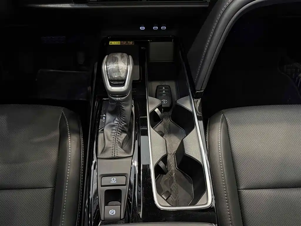 Toyota Camry 2024 Hybrid 2.0HGVP Luxury Edition фото 25