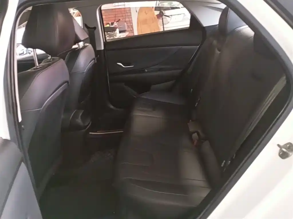 Hyundai Elantra 2021 1.5L CVT LUX Premium Edition фото 17