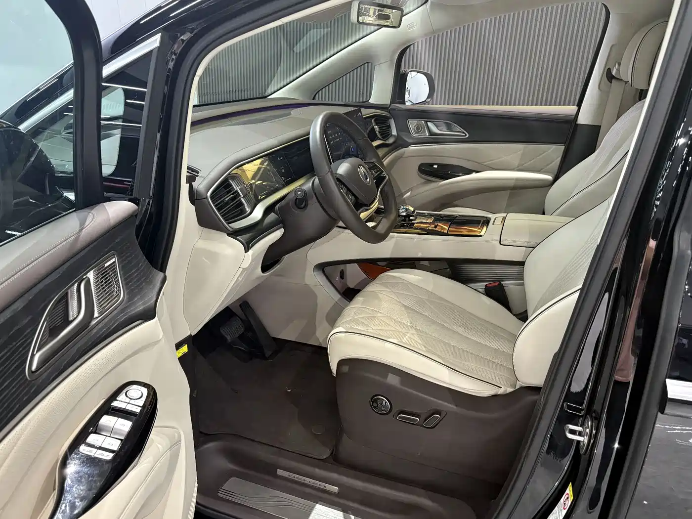 Denza D9 2025 2024 DM-i 980 AWD Flagship