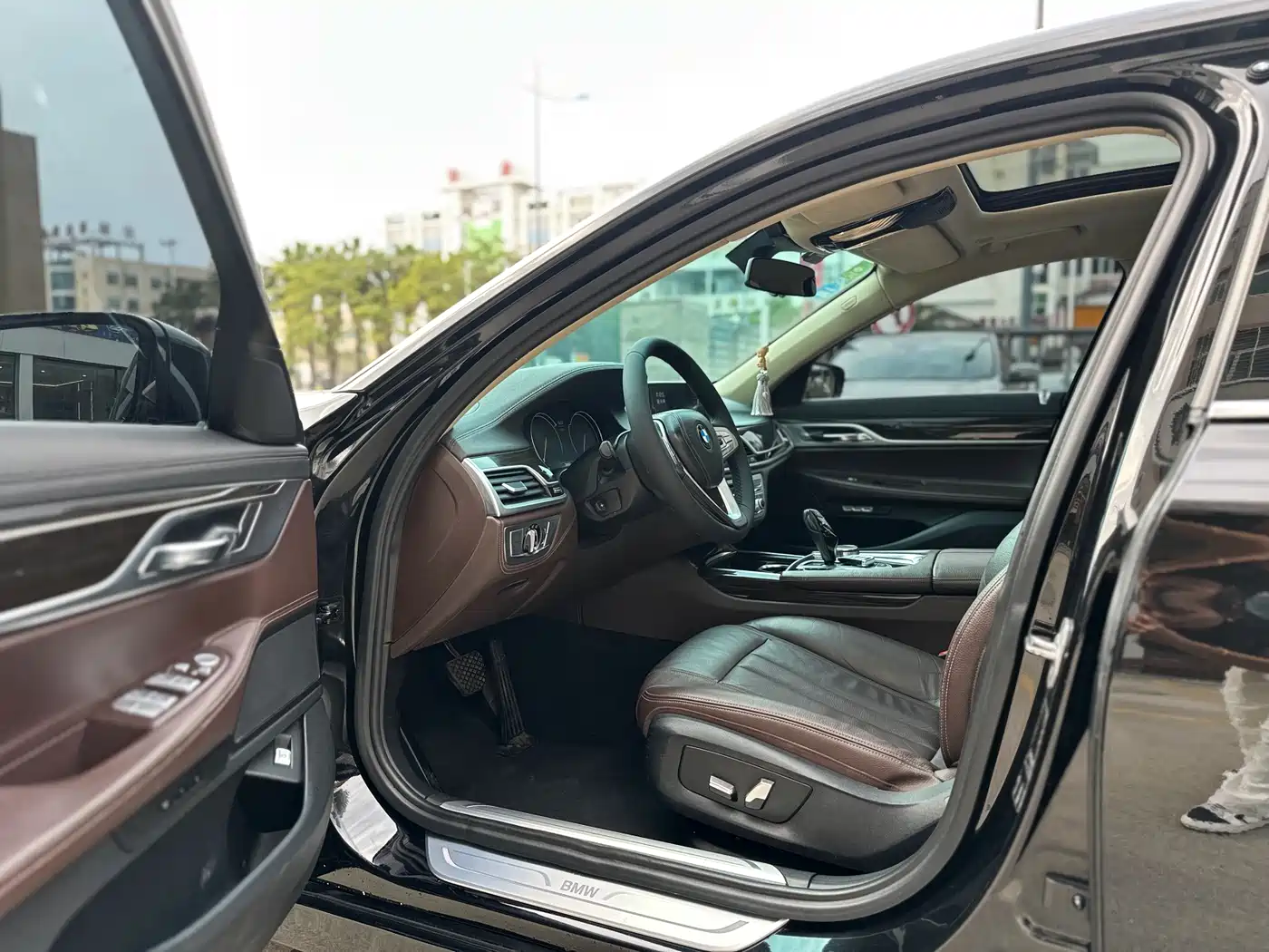 BMW 7 Series 2016 730Li Leading фото 7