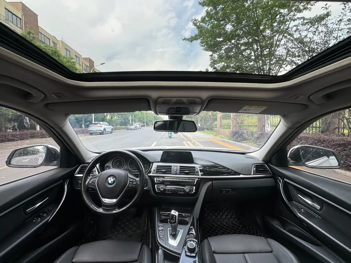 BMW 3 Series 2018 318Li фото 10