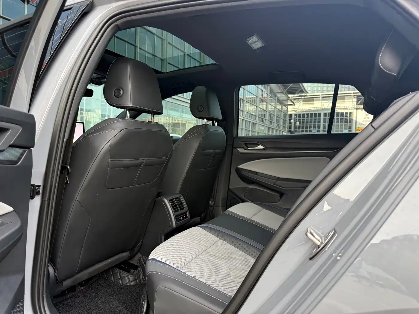 Volkswagen Golf 2025 2025 300TSI R-Line