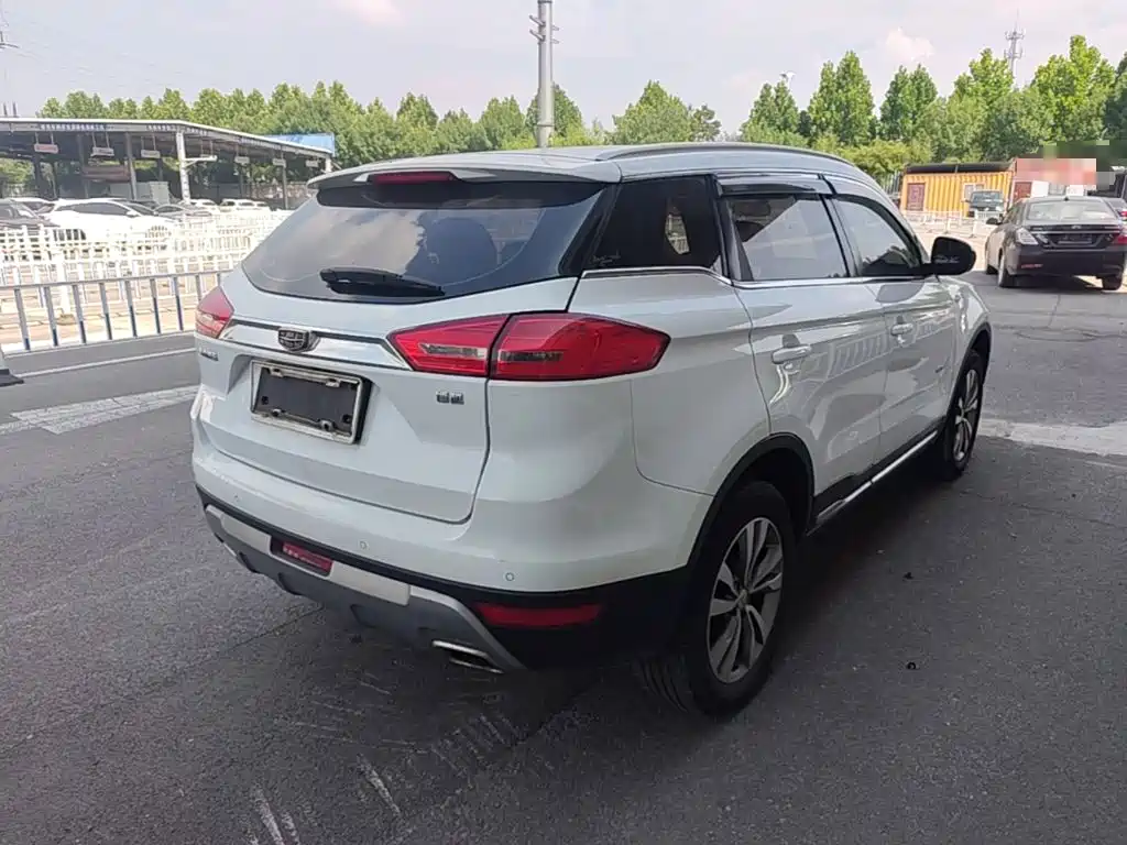 Фото 7 - Geely Atlas