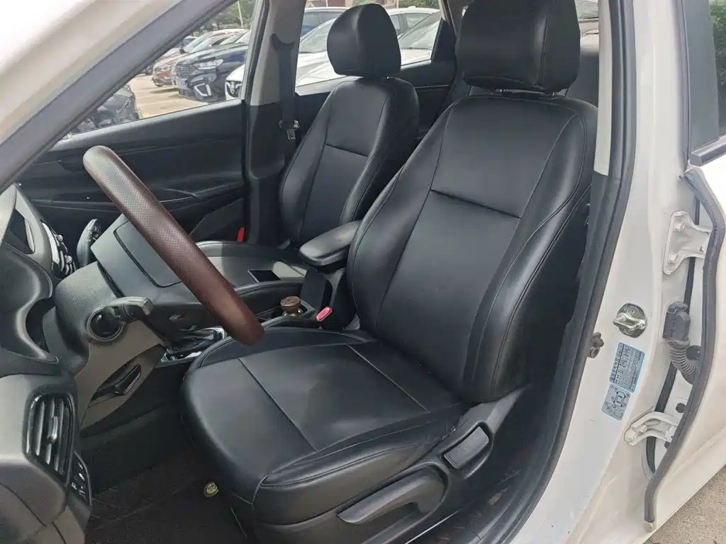 Фото 8 - Hyundai Elantra