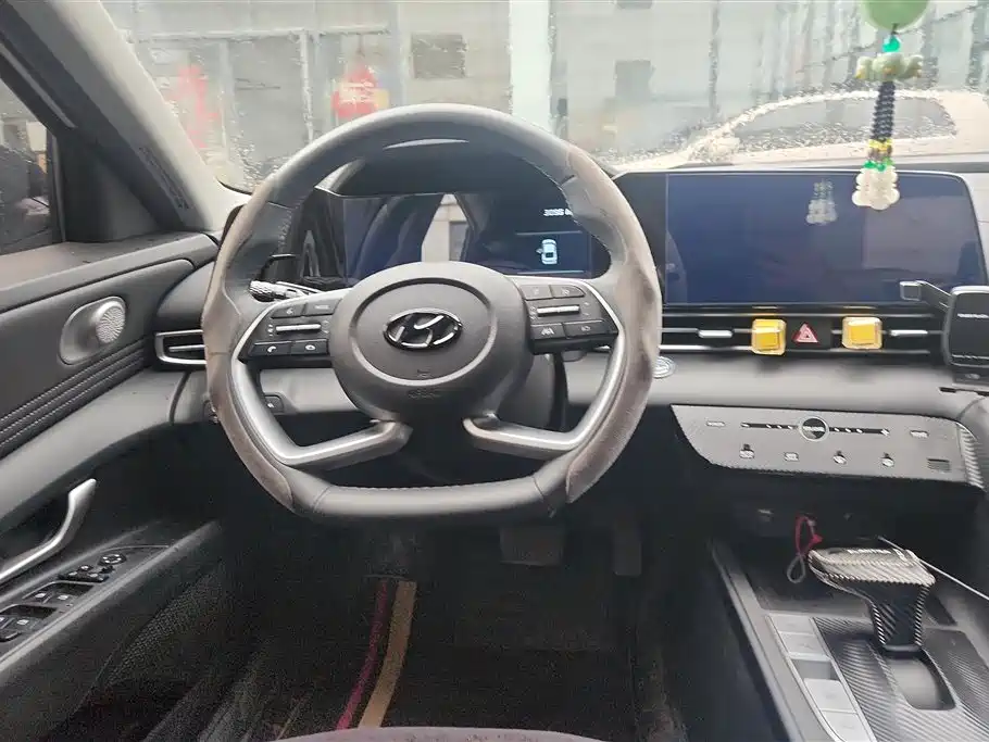 Hyundai Elantra 2022 1.5L CVT LUX Premium Edition фото 15