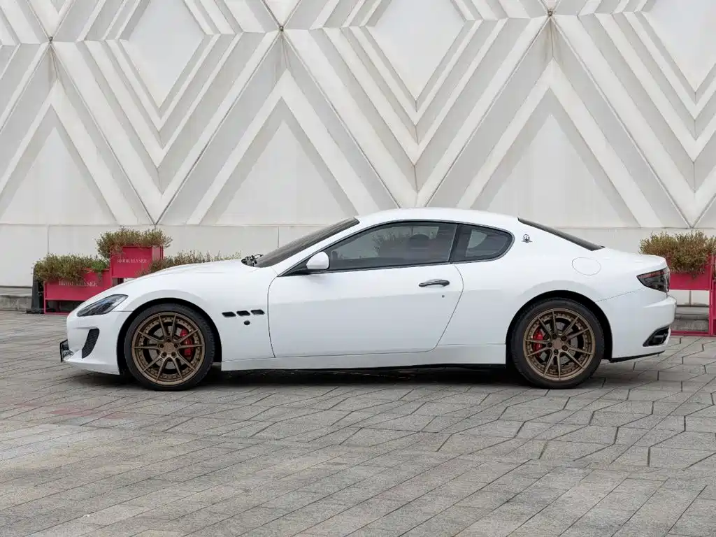 Maserati GranTurismo 2012 2007 4.2L Standard