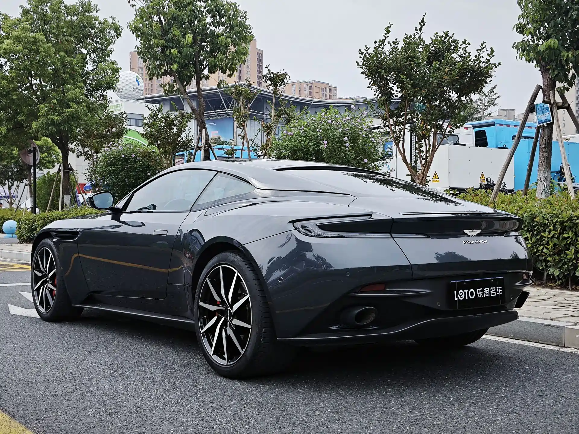 Фото 6 - Aston Martin DB11