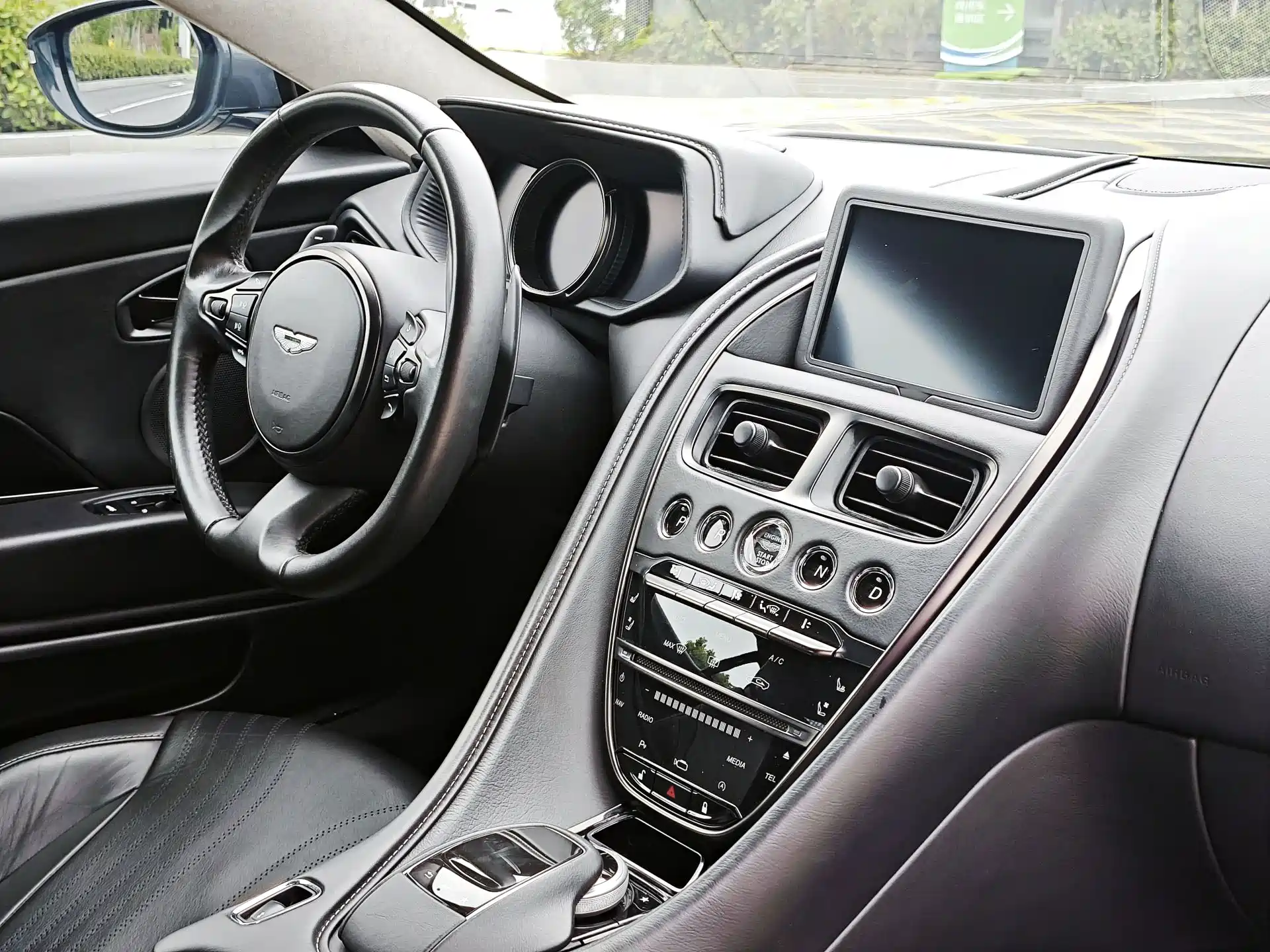 Фото 9 - Aston Martin DB11