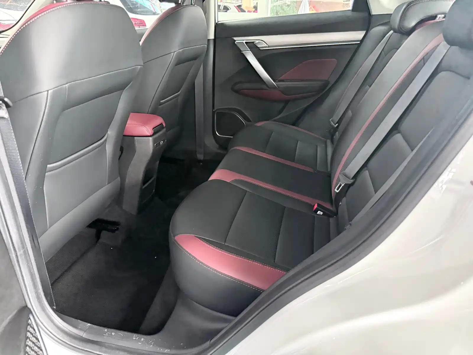 Фото 8 - Geely Coolray