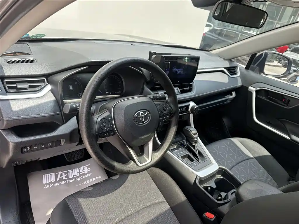 Фото 9 - Toyota RAV4