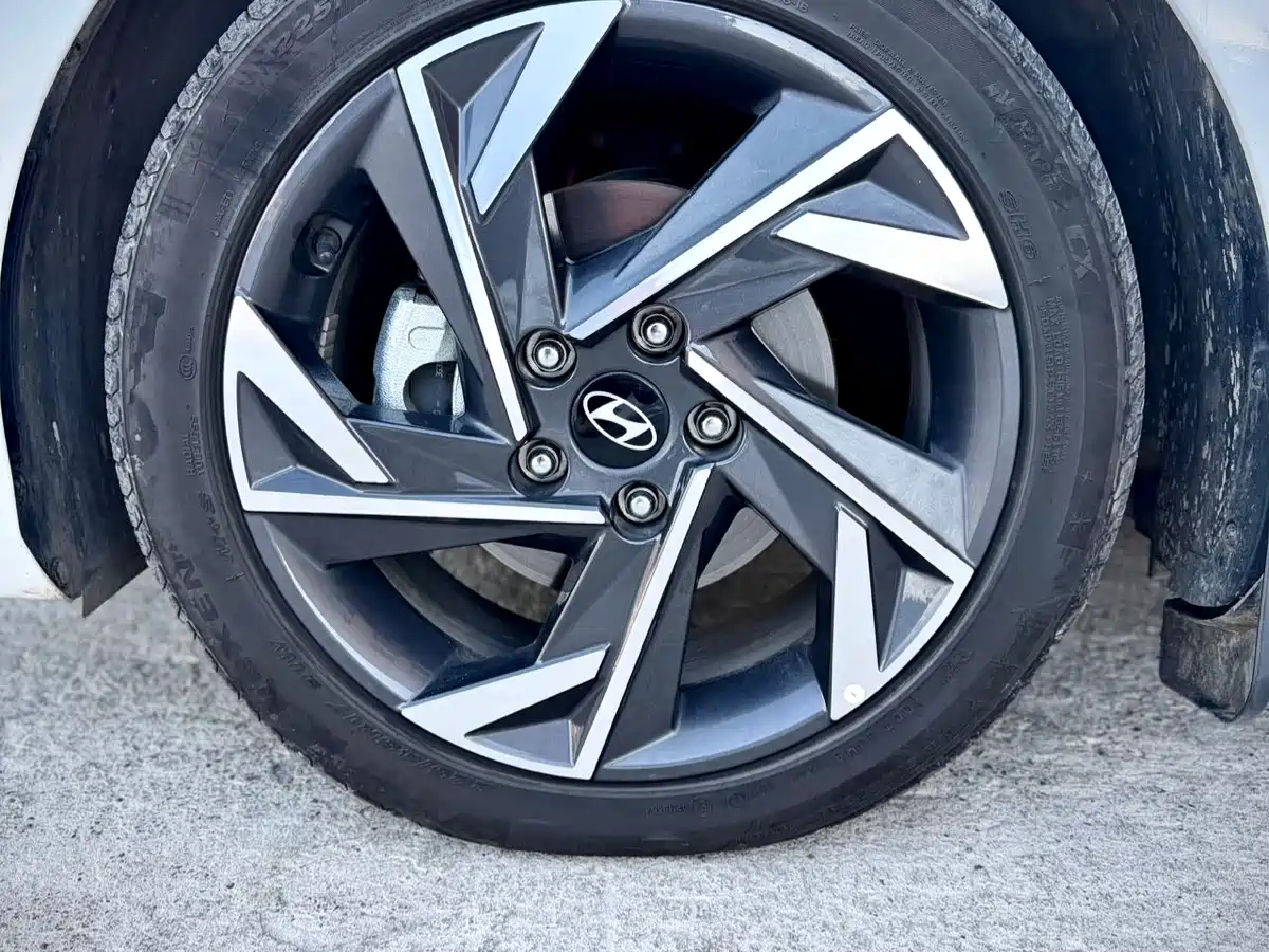 Hyundai Elantra 2023 Model 1.5L CVT LUX Premium Edition фото 9