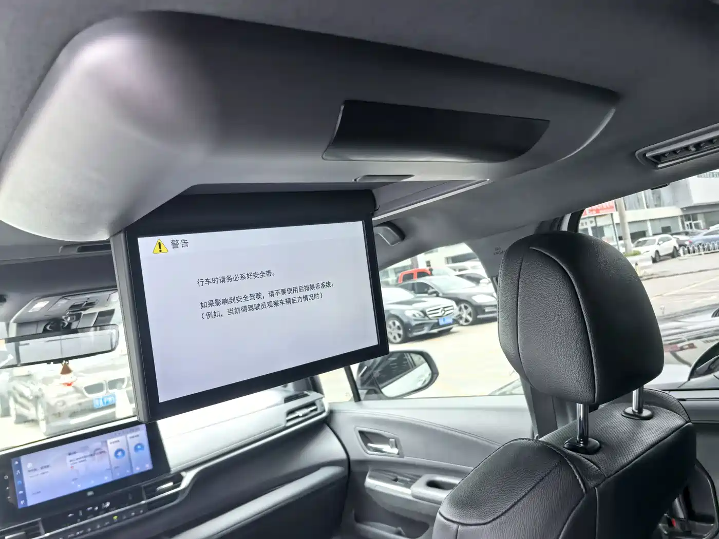 Toyota Sienna 2023 2.5L Hybrid Platinum Edition фото 15