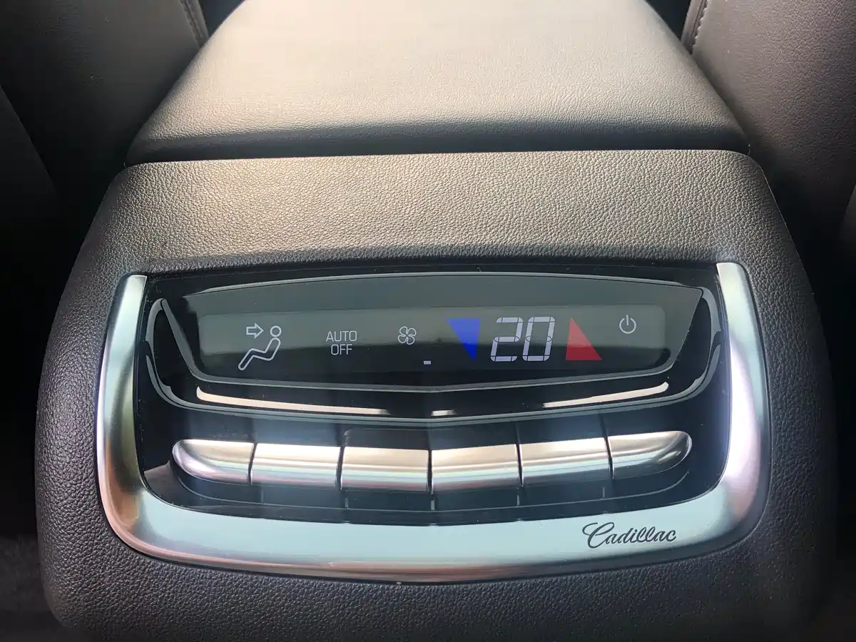 CADILLAC XT6