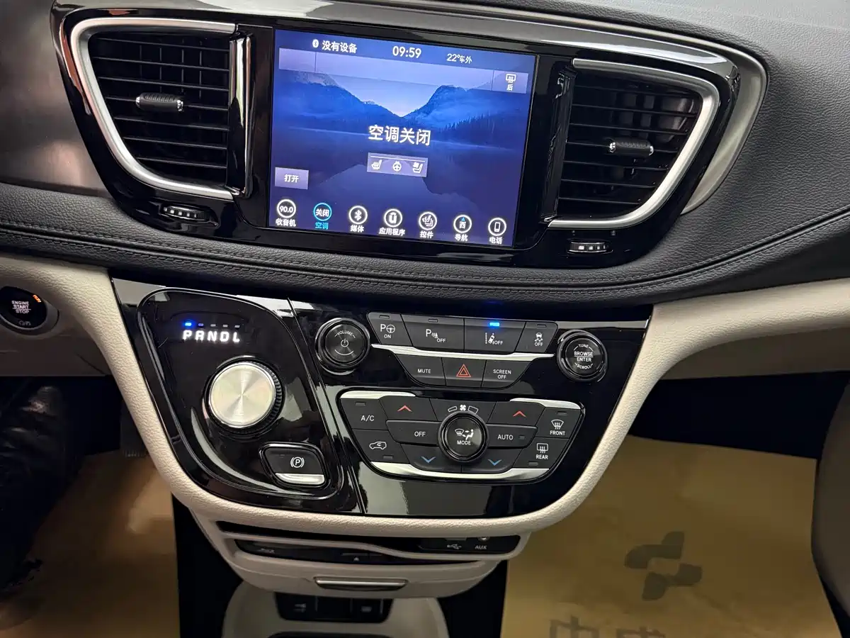 Chrysler Grand Voyager (Import) 2017 3.6L Premium Edition фото 25