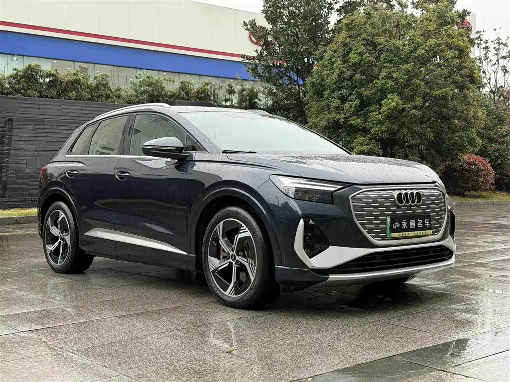 AUDI Q4 E TRON
