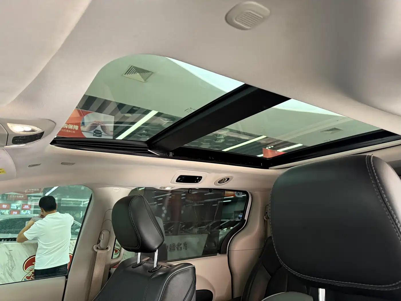 Chrysler Grand Voyager (Import) 2017 3.6L Premium Edition фото 19