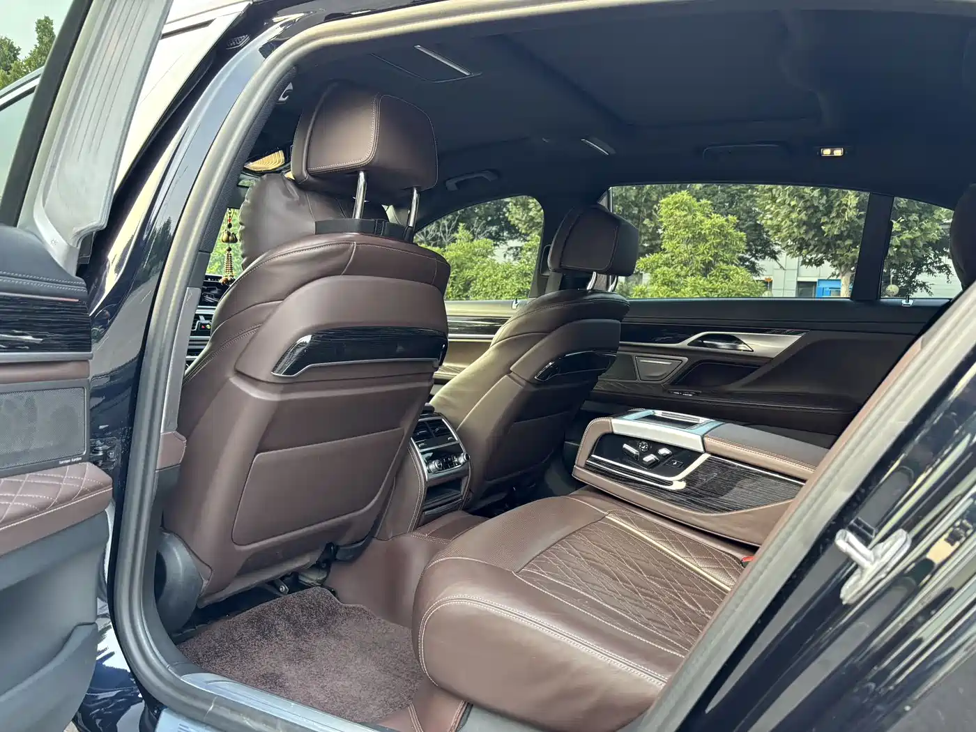 BMW 7 Series 2021 Model 740Li Leading M Sport Package фото 6