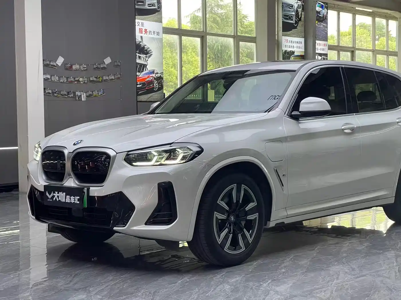BMW iX3 2024 Leading Edition фото 7