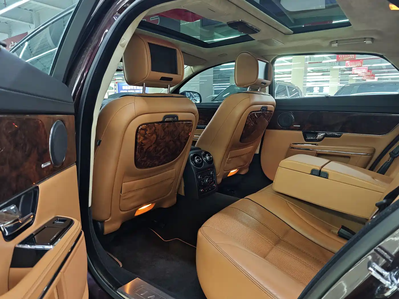 Jaguar XJ 2010 Model XJL 5.0 Panoramic Luxury Edition фото 12