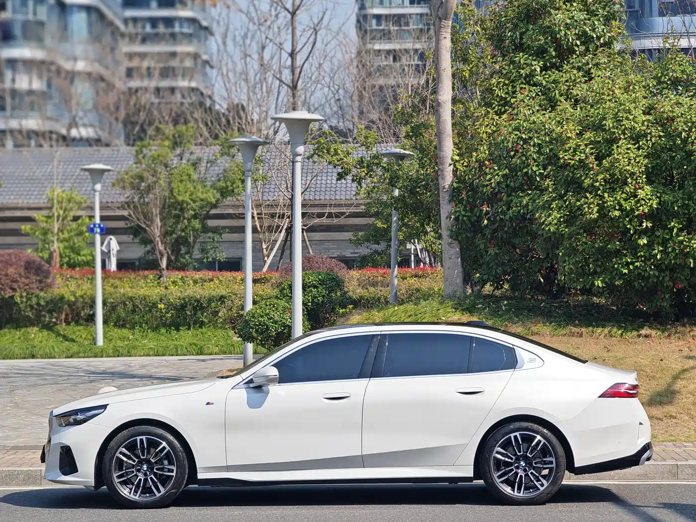 BMW 5 Series 2024 525Li M Sport Package фото 3