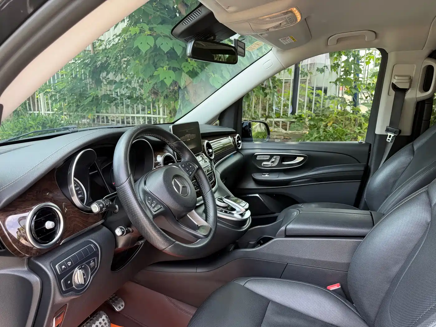 Mercedes-Benz V-Class 2017 Model V 260 L Premium Extended Edition фото 5