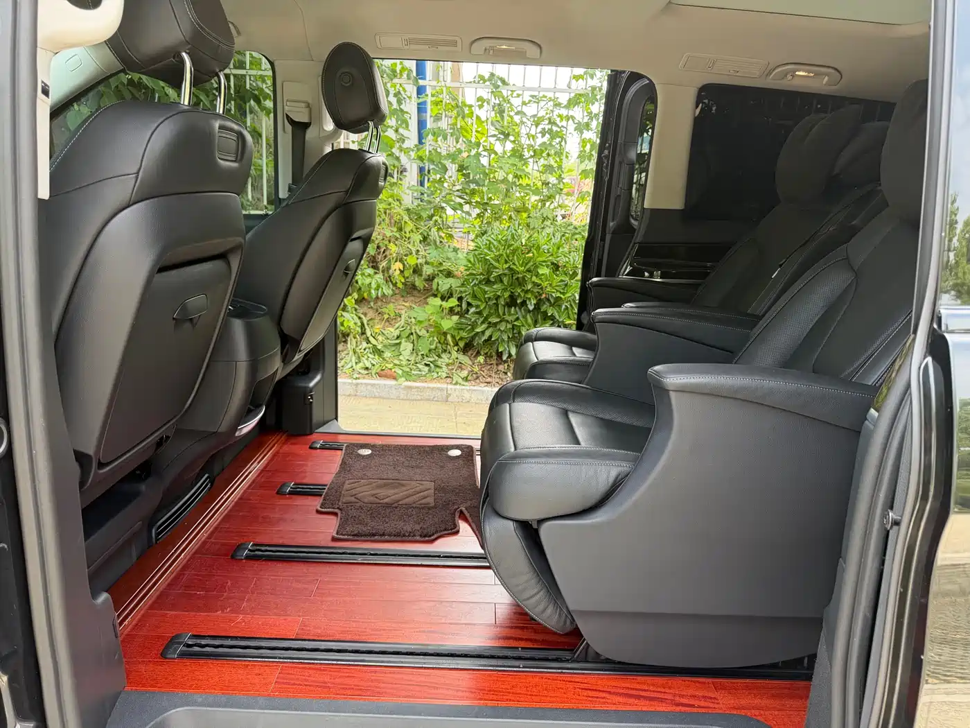 Mercedes-Benz V-Class 2017 Model V 260 L Premium Extended Edition фото 12