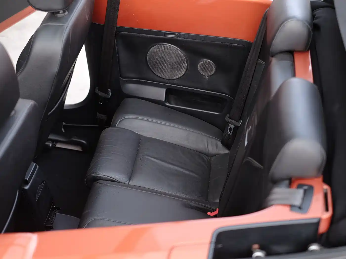 Volkswagen Beetle 2010 Model 2.0 BlackOrange Convertible Luxury Edition фото 28