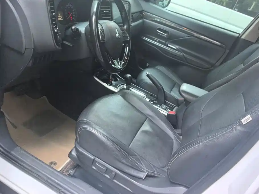 Photo 9 - Mitsubishi Outlander