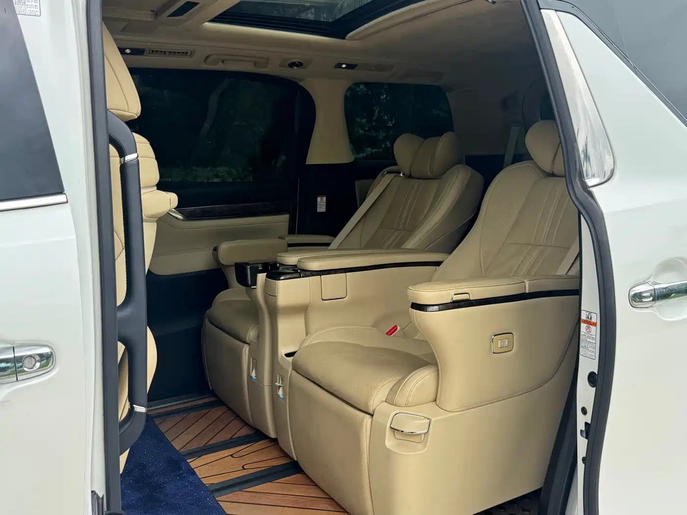 Toyota Alphard 2020 Hybrid 2.5L Gold Special Edition фото 9