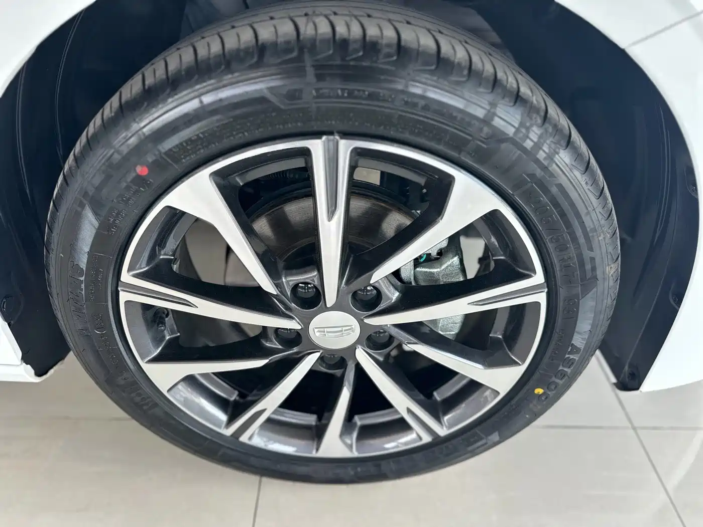 Фото 10 - Geely Emgrand