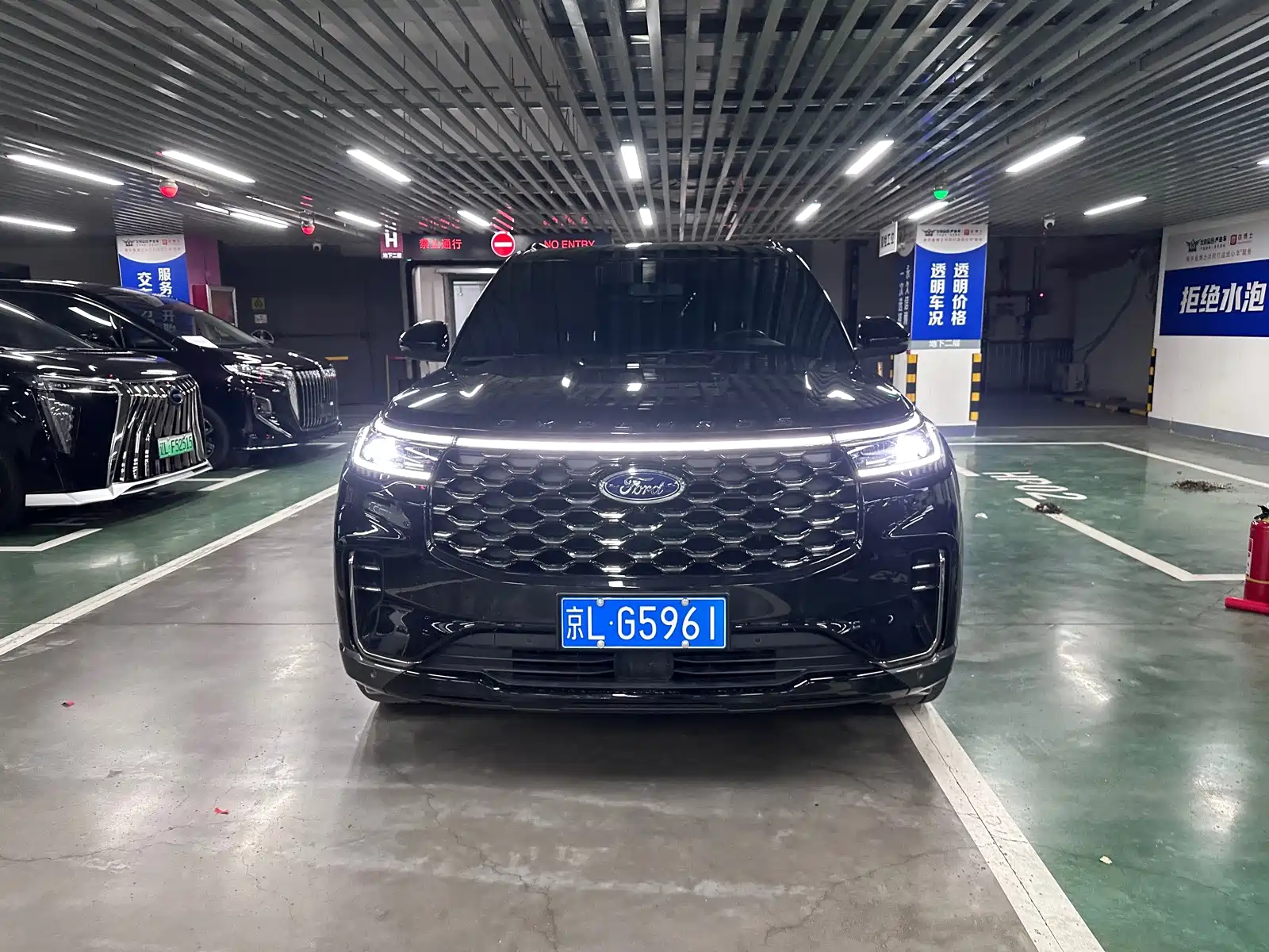 Фото 2 - Ford Explorer