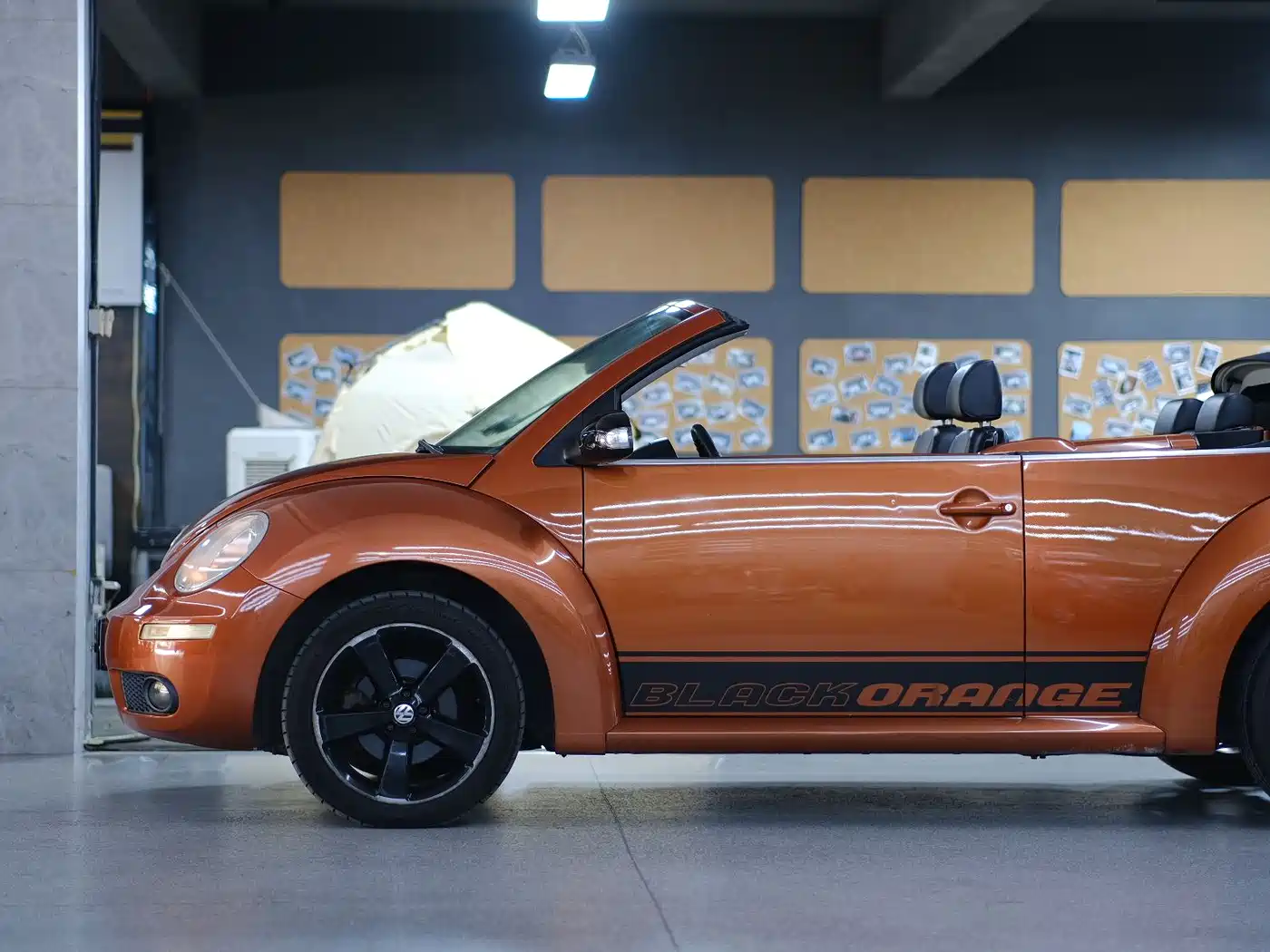 Volkswagen Beetle 2010 Model 2.0 BlackOrange Convertible Luxury Edition фото 13