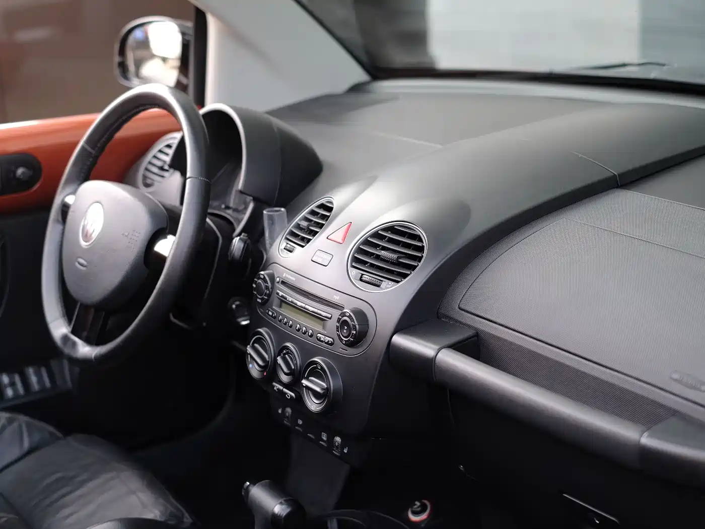 Volkswagen Beetle 2010 Model 2.0 BlackOrange Convertible Luxury Edition фото 53