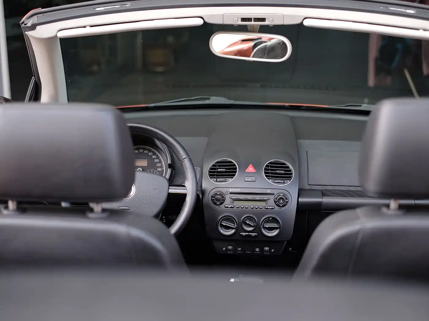 Volkswagen Beetle 2010 Model 2.0 BlackOrange Convertible Luxury Edition фото 60