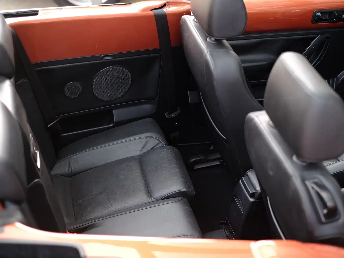 Volkswagen Beetle 2010 Model 2.0 BlackOrange Convertible Luxury Edition фото 37
